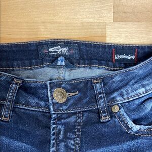 Women’s or juniors blue jeans by silver.